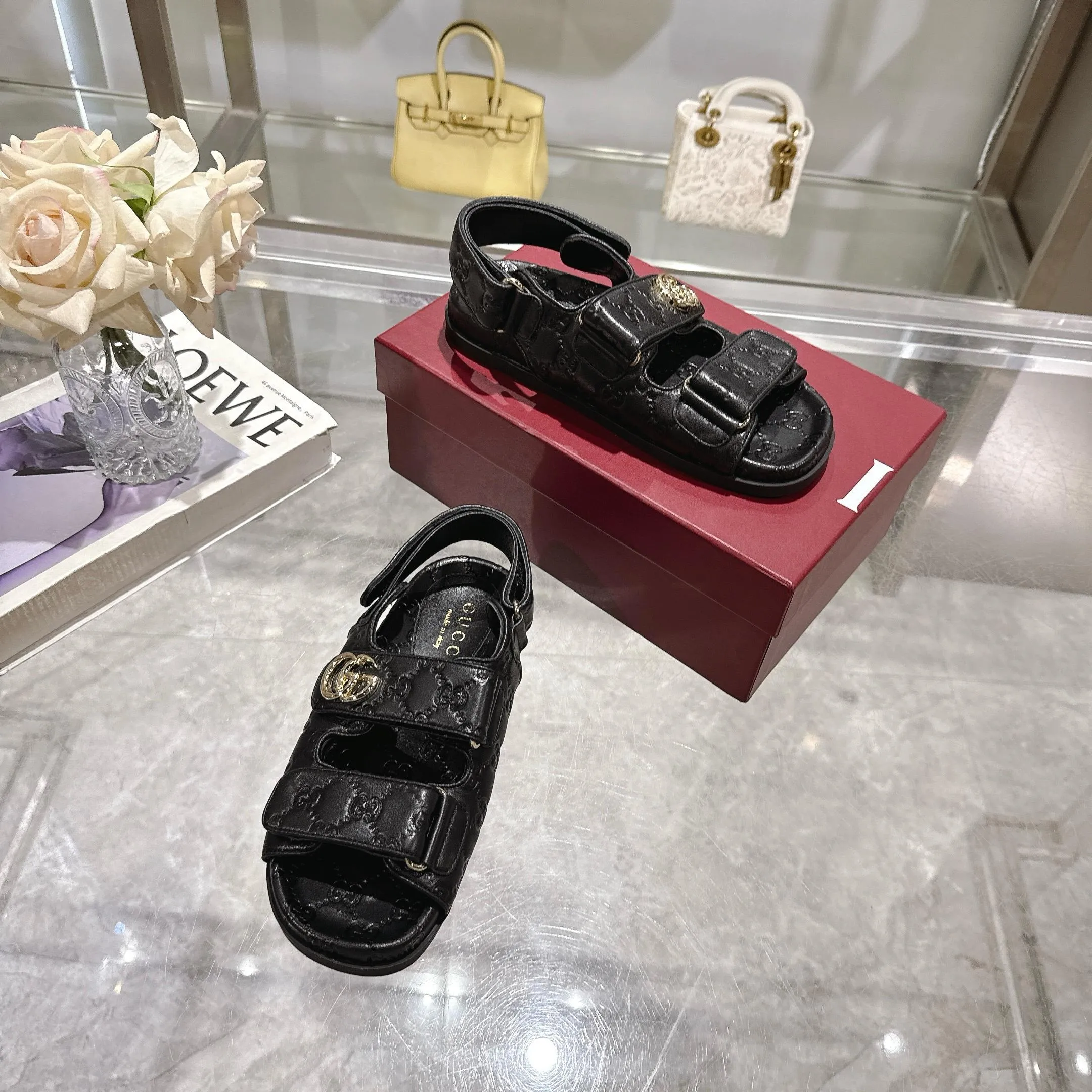 Wholesale direct sales 260👟👟 Gucci’s modern design aesthetic explores the path of unique craftsmanship, cleverly integrating the brand’s classic elements with its beloved brand identity. The sandal is embellished with the beloved Double G hardware, adding a touch of understated branding to the design, complementing the versatility of the Velcro straps. Women Light gold tone hardware Sheepskin lining Double G Rubber sole Velcro fastening Flat sole